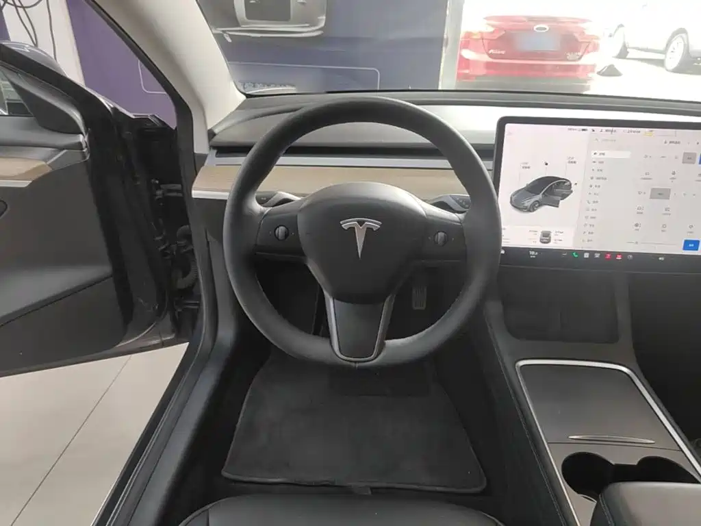 Tesla Model 3 — фото 11