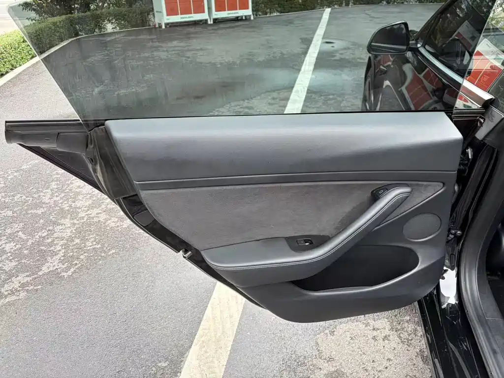 Tesla Model 3 — фото 10