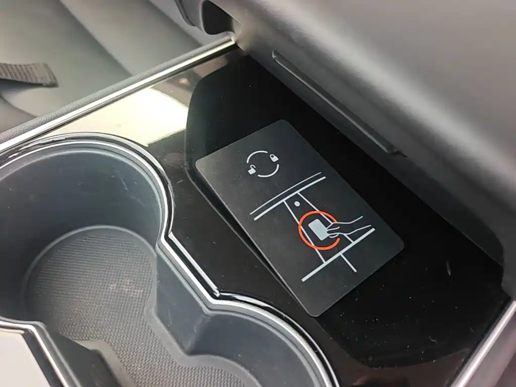 Tesla Model 3 — фото 9