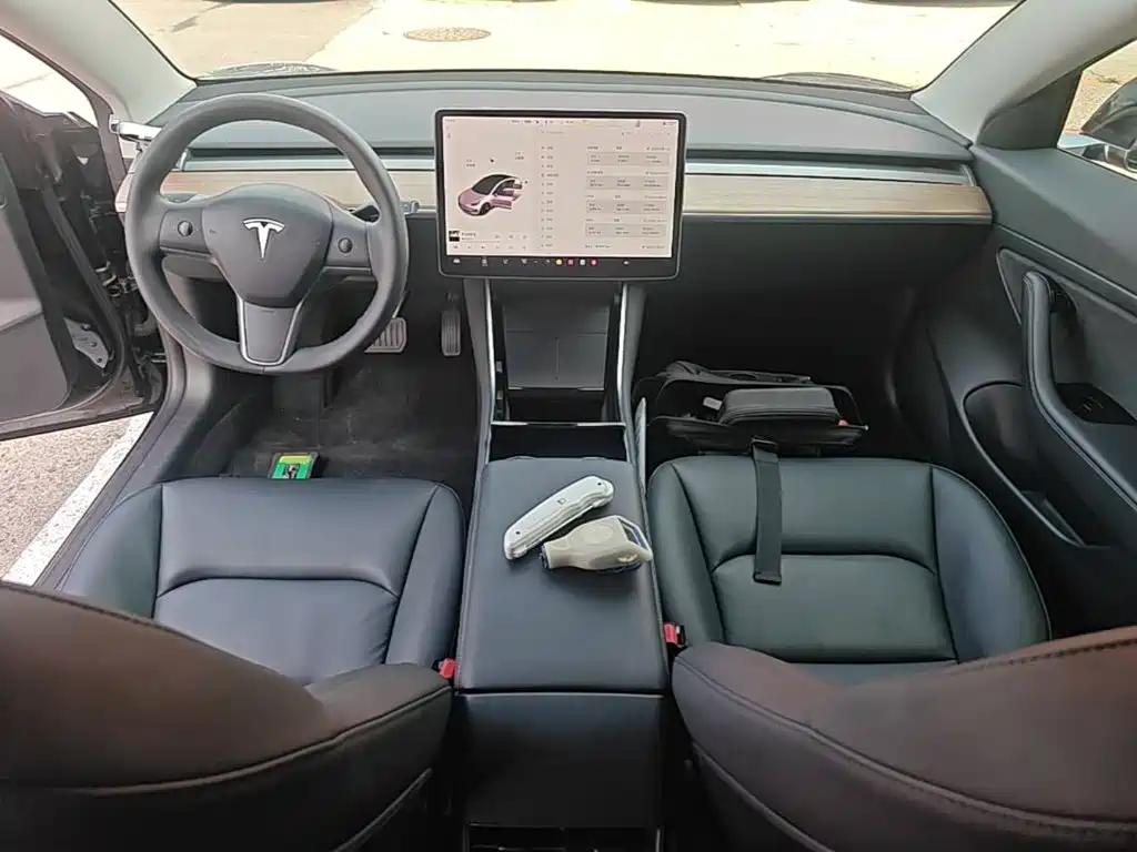 Tesla Model 3 — фото 10