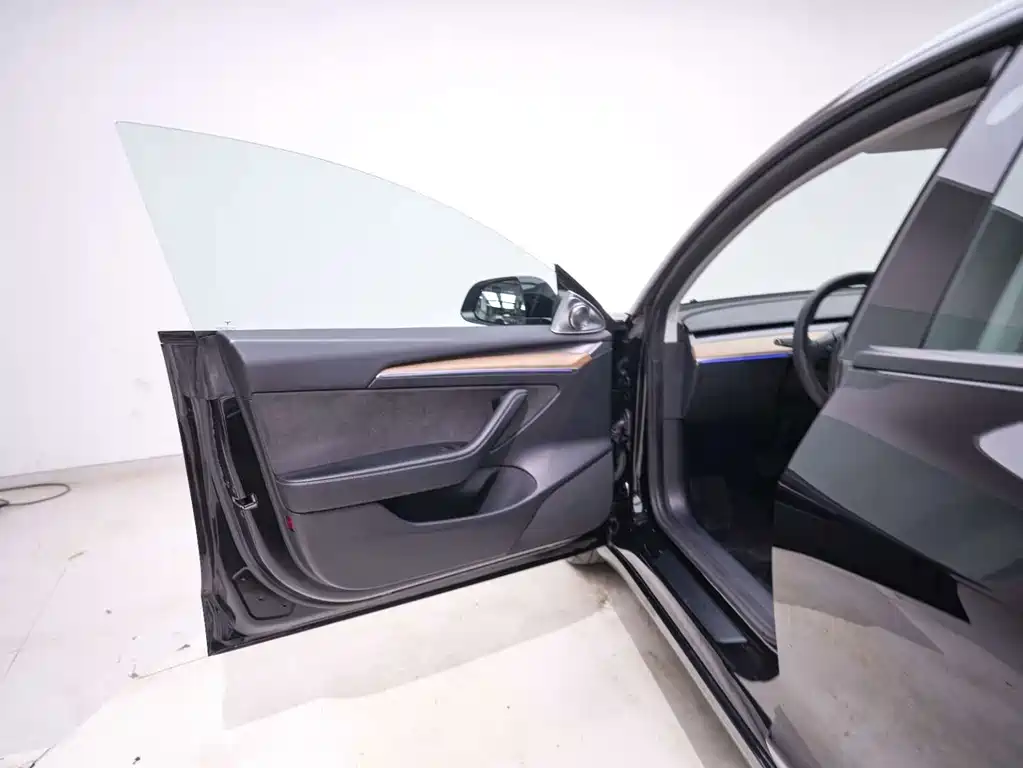Tesla Model 3 — фото 11