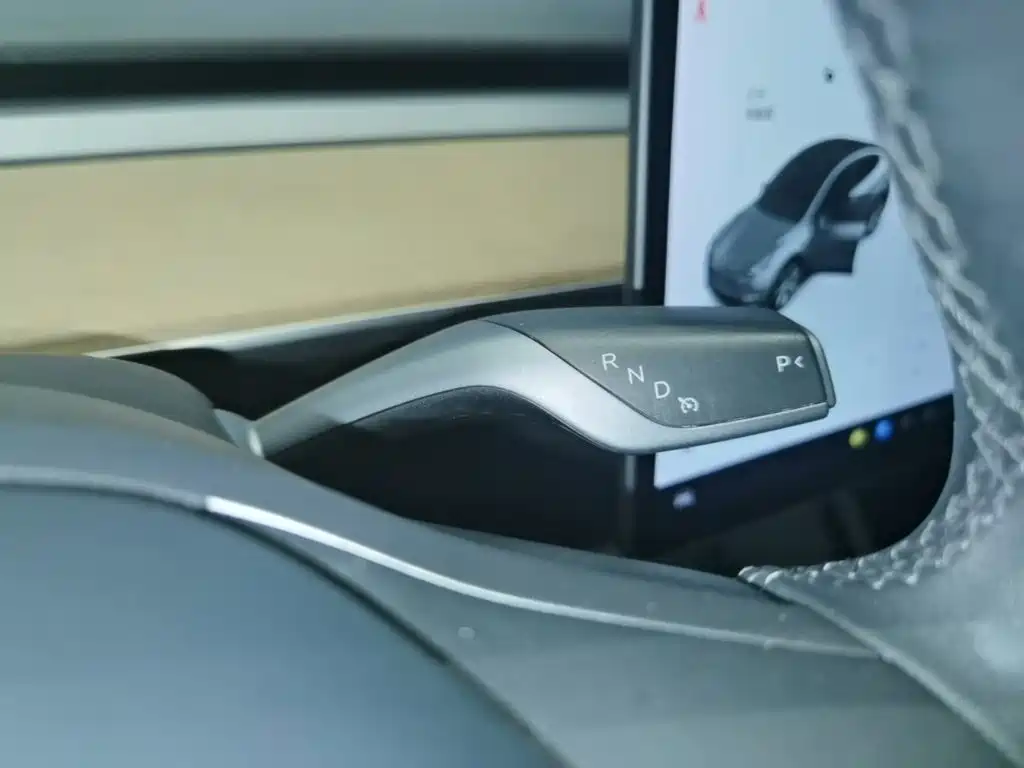Tesla Model Y — фото 14