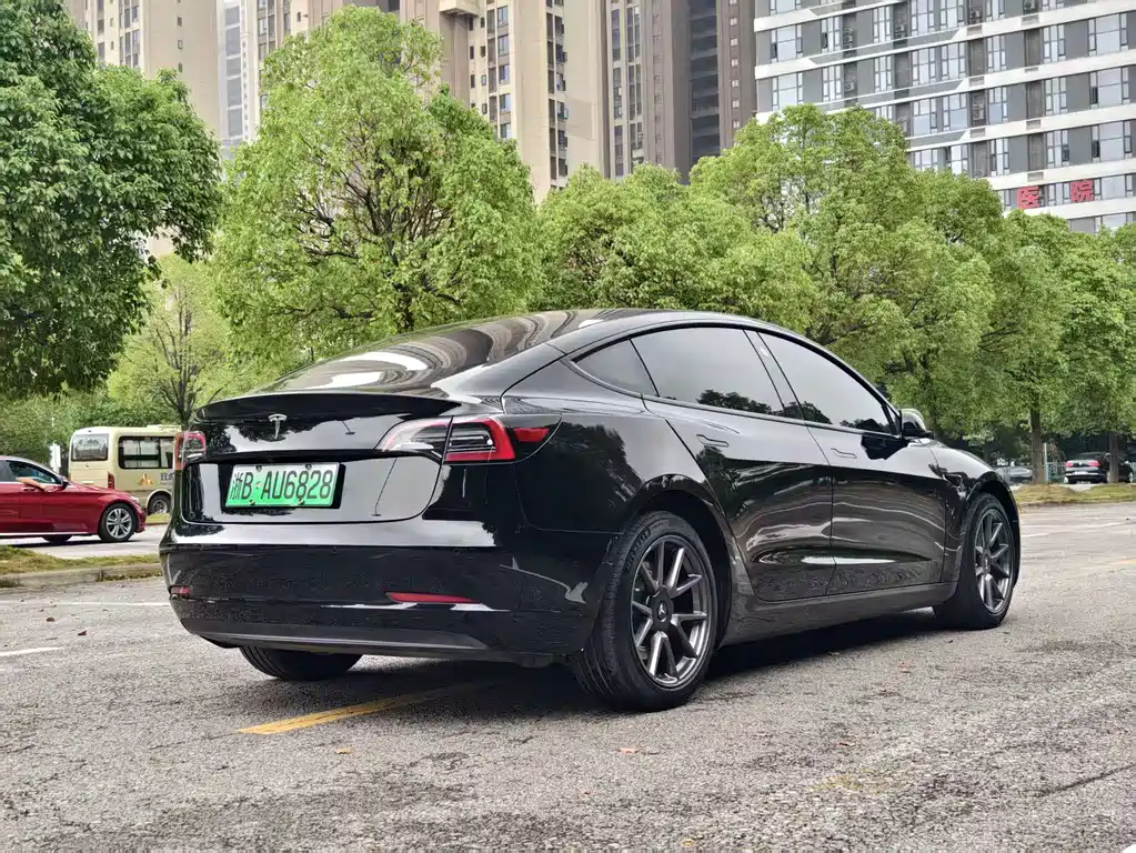 Tesla Model 3 — фото 7