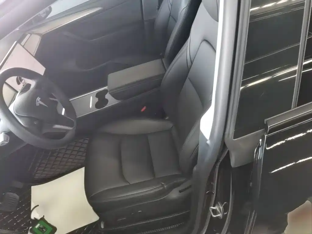 Tesla Model Y — фото 15