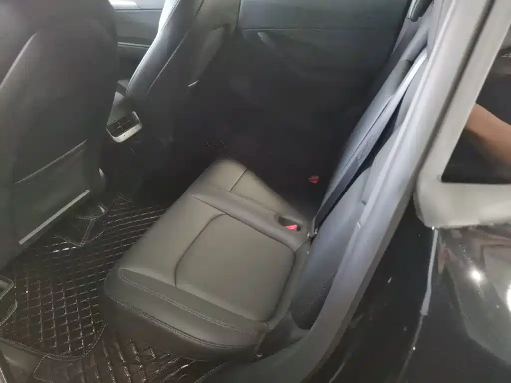 Tesla Model Y — фото 17
