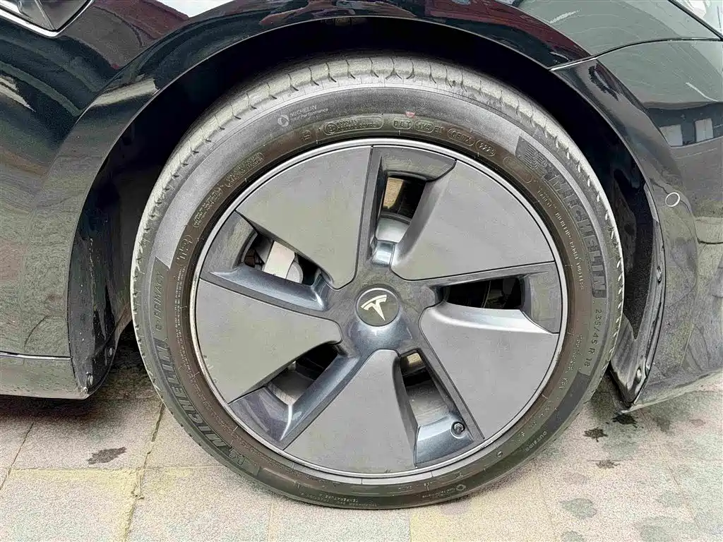 Tesla Model 3 — фото 14