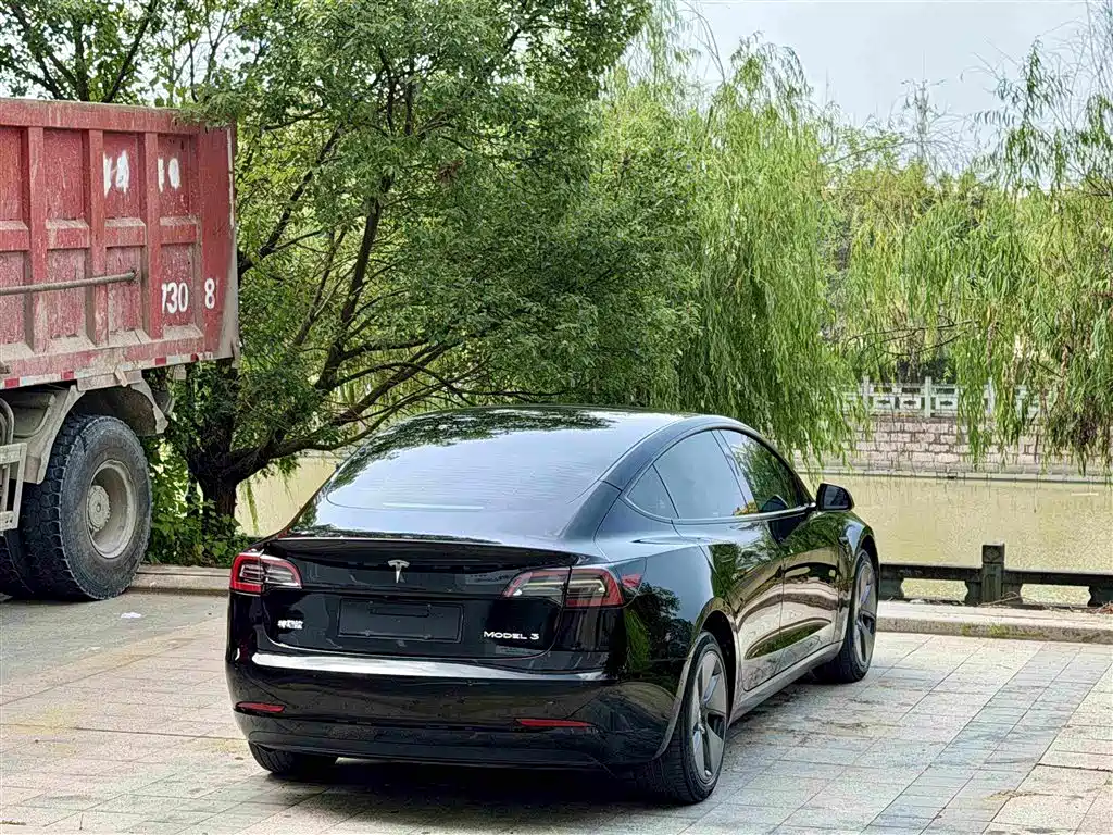 Tesla Model 3 — фото 4