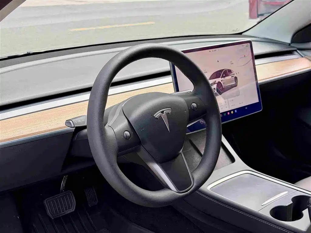 Tesla Model 3 — фото 9