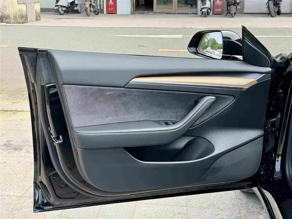 Tesla Model 3 — фото 10