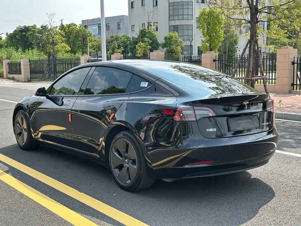 Tesla Model 3 — фото 7