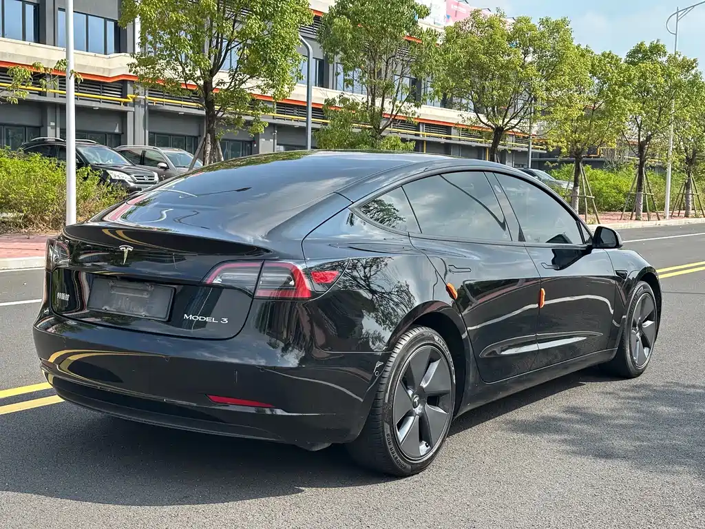 Tesla Model 3 — фото 9