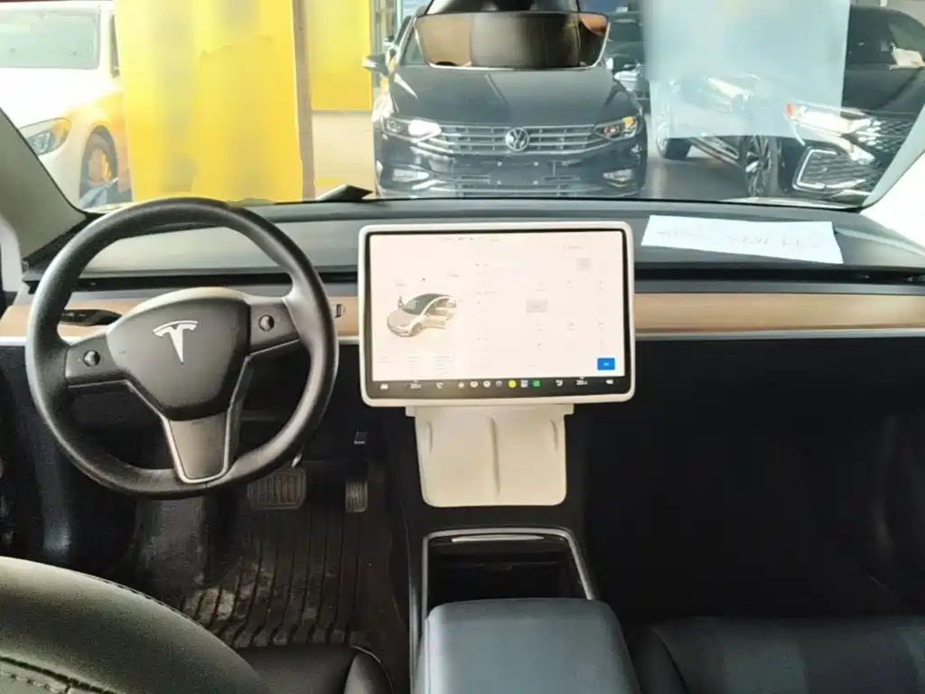 Tesla Model 3 — фото 10