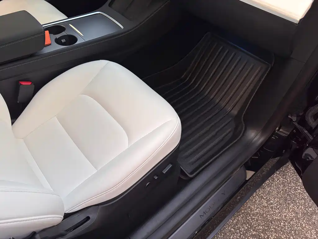 Tesla Model Y — фото 13