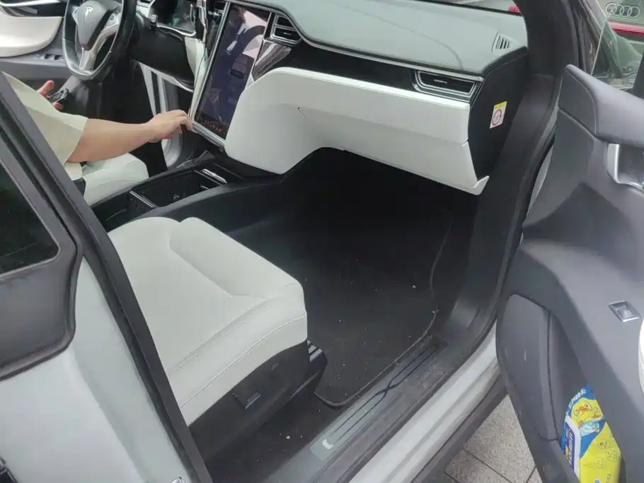 Tesla Model X — фото 8