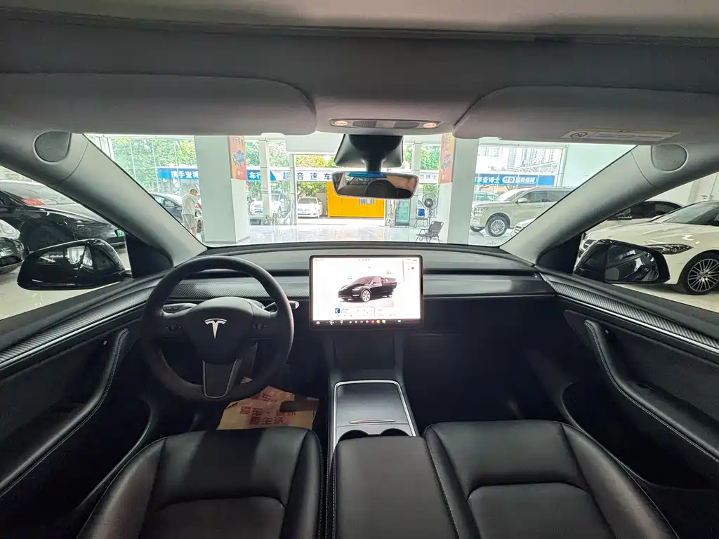 Tesla Model Y — фото 10