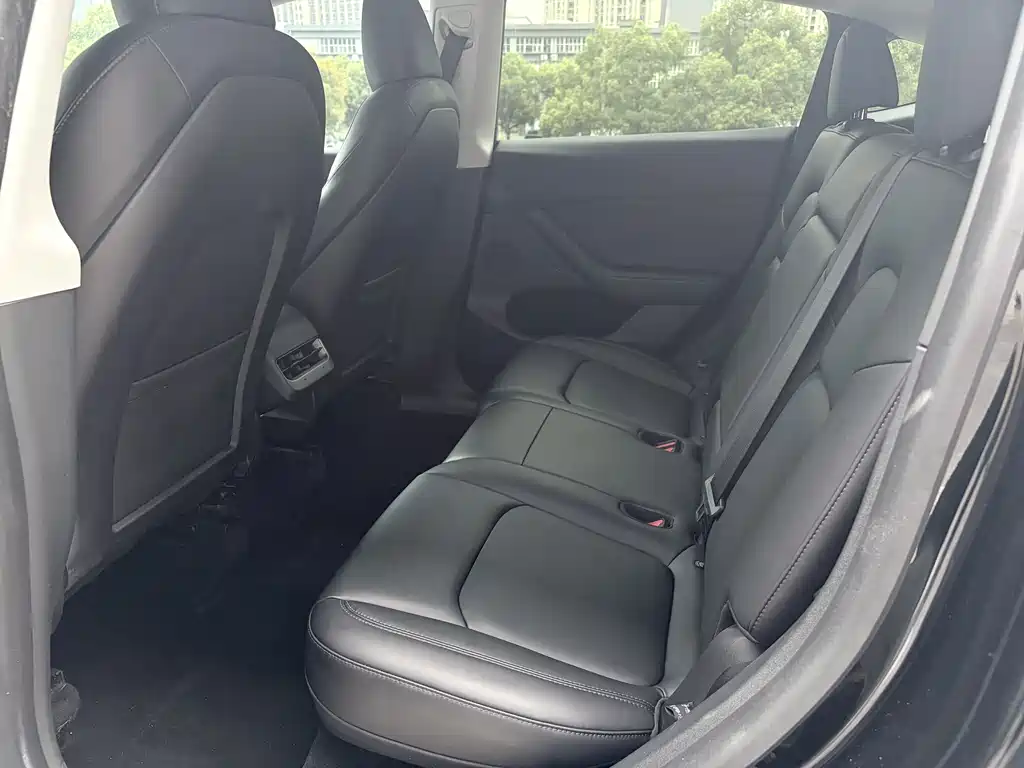 Tesla Model Y — фото 15