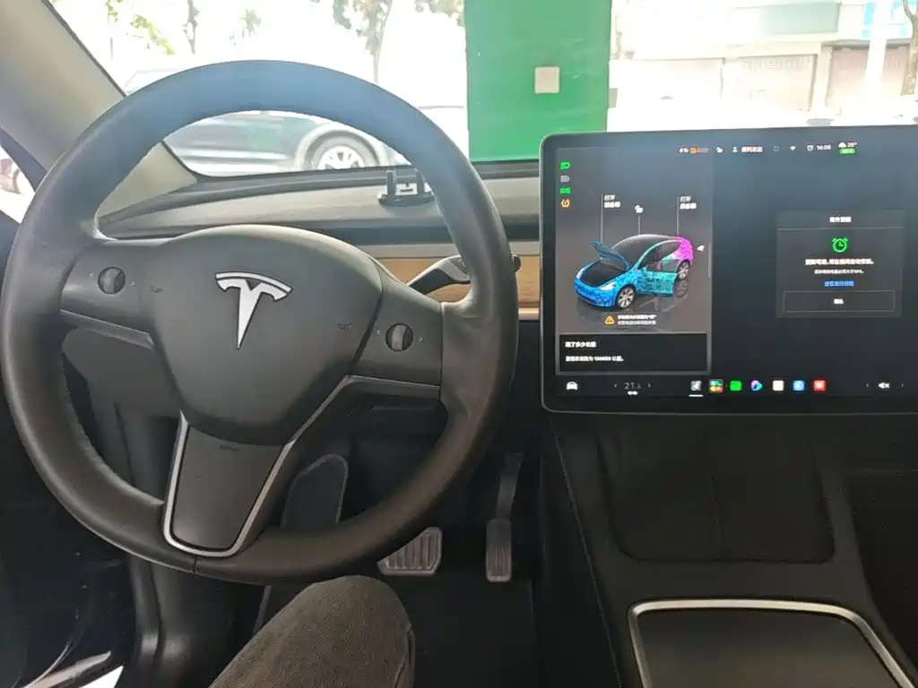 Tesla Model Y — фото 10