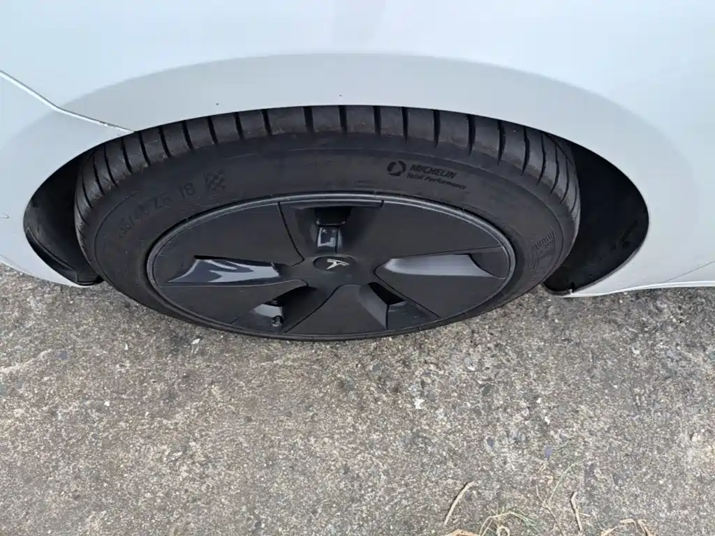 Tesla Model 3 — фото 23