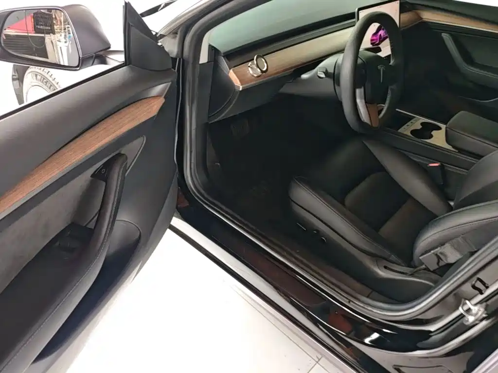 Tesla Model 3 — фото 16