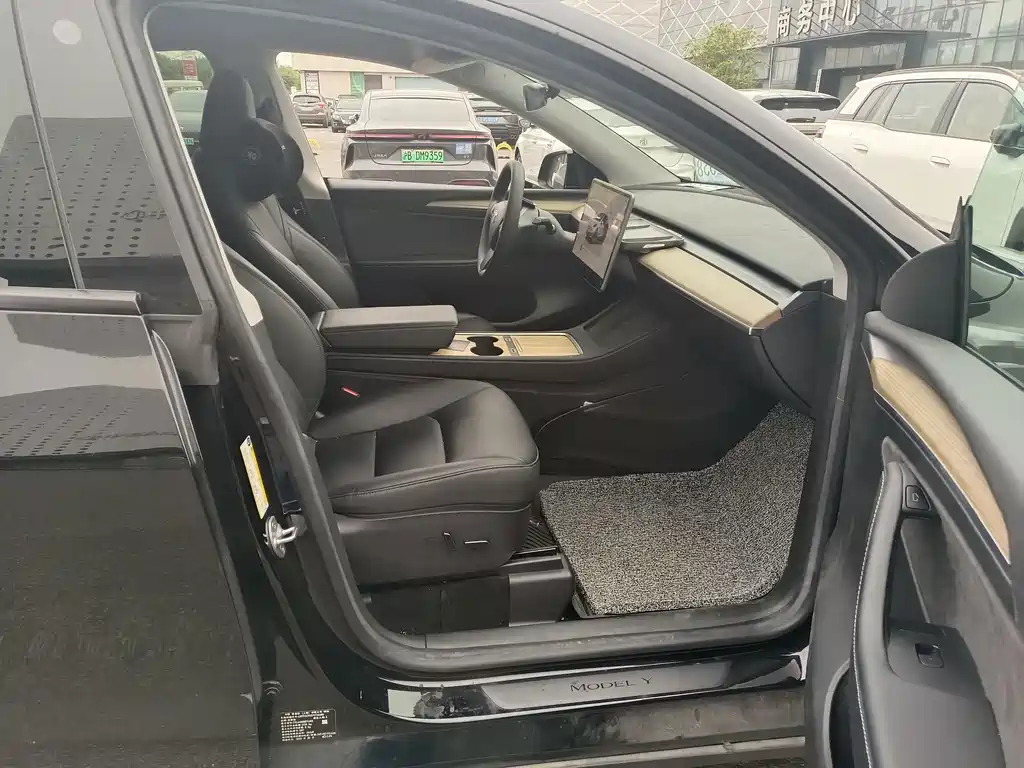 Tesla Model Y — фото 3