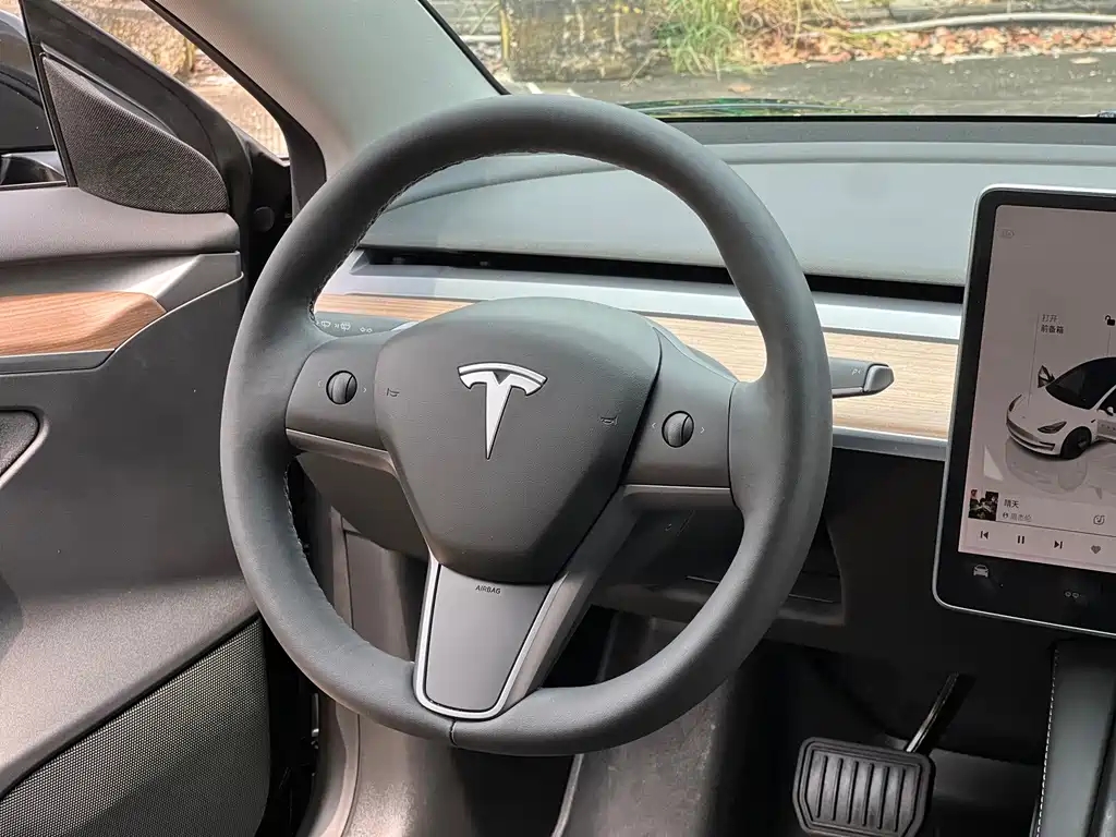 Tesla Model 3 — фото 7