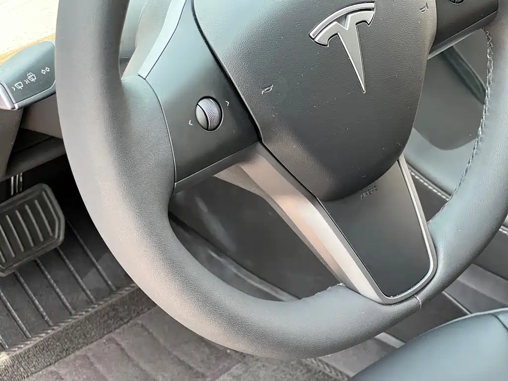 Tesla Model 3 — фото 9
