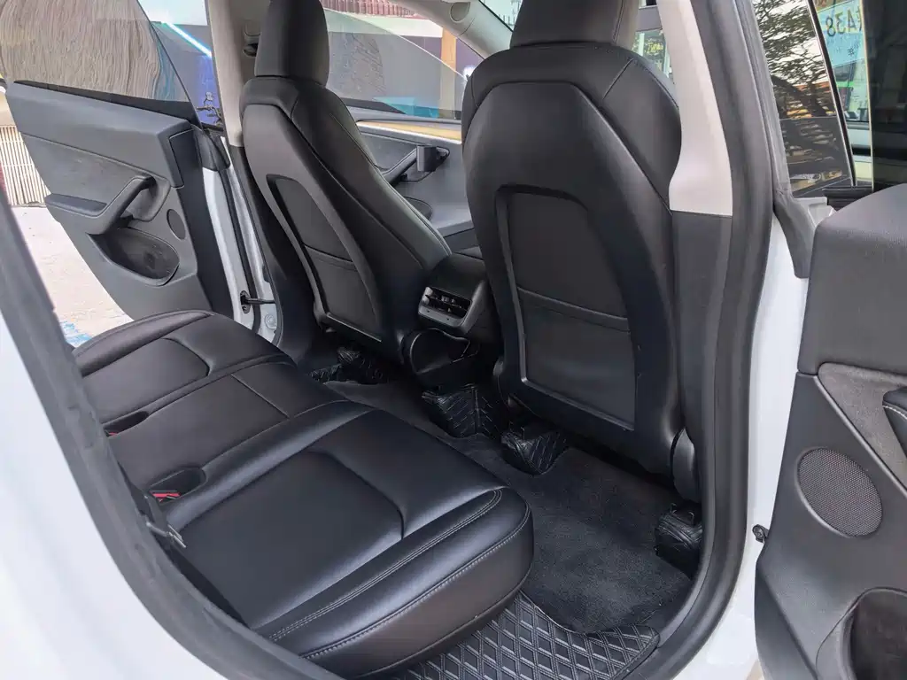 Tesla Model Y — фото 11