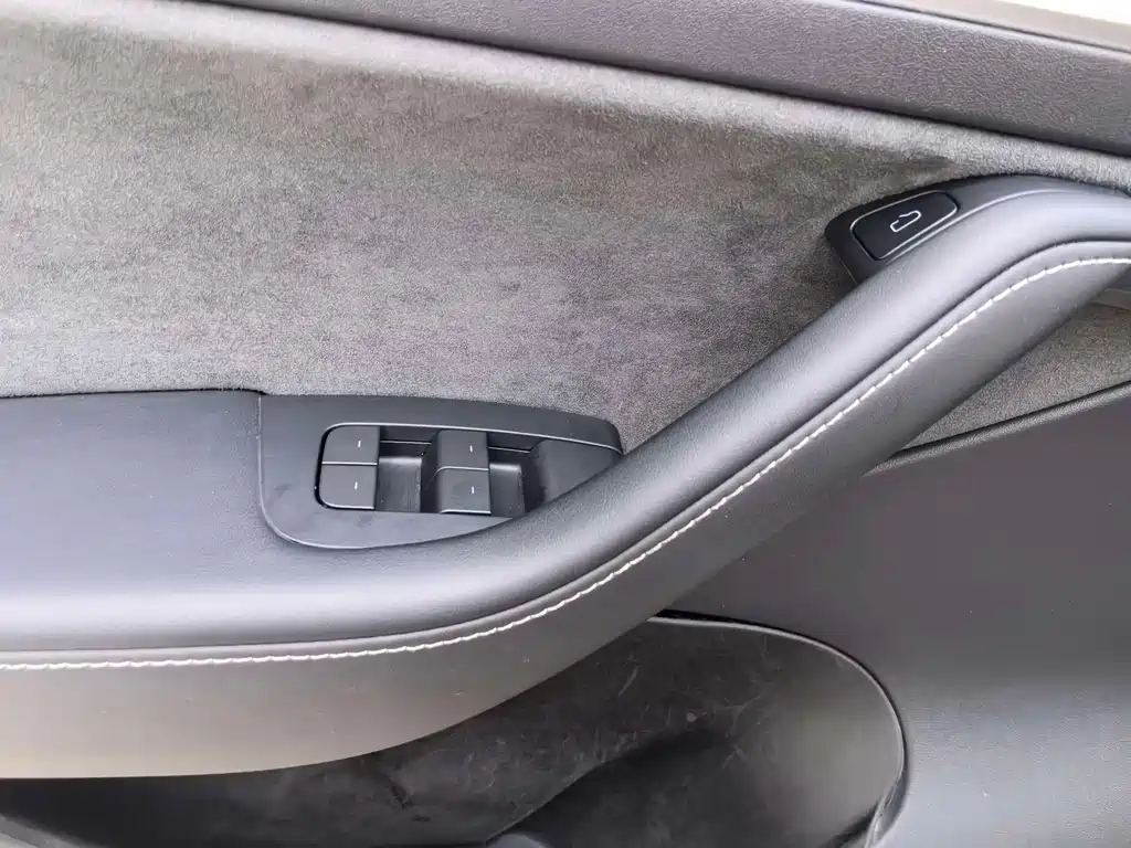 Tesla Model Y — фото 14