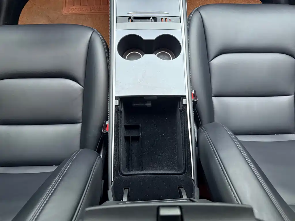 Tesla Model Y — фото 13