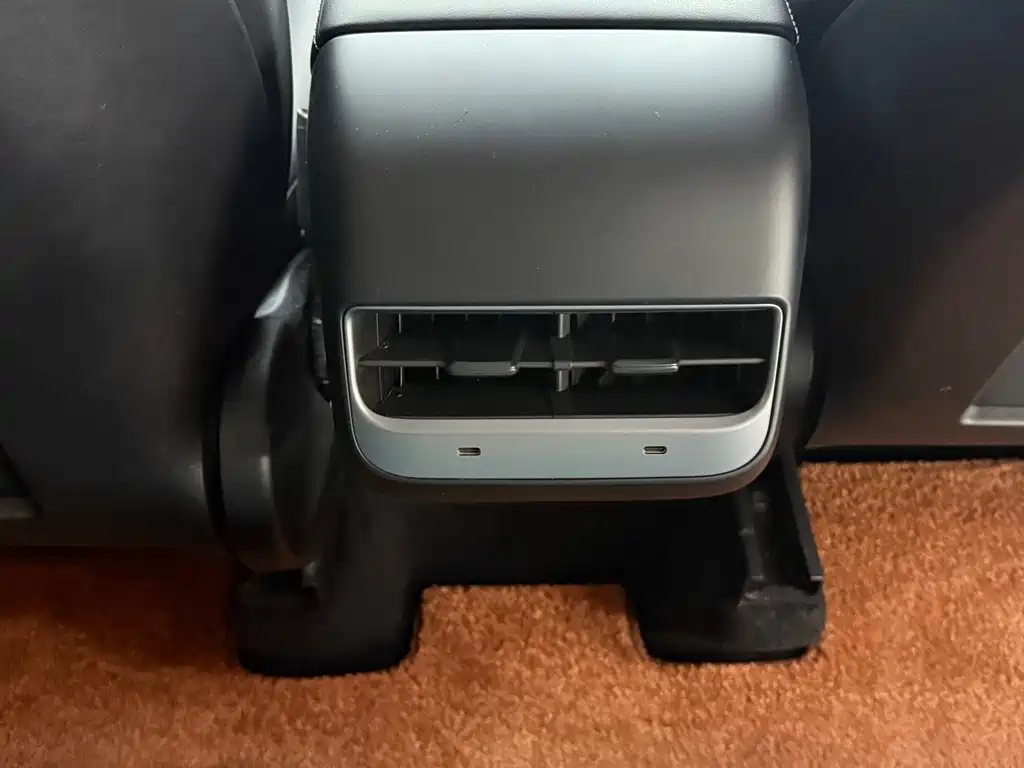 Tesla Model Y — фото 17