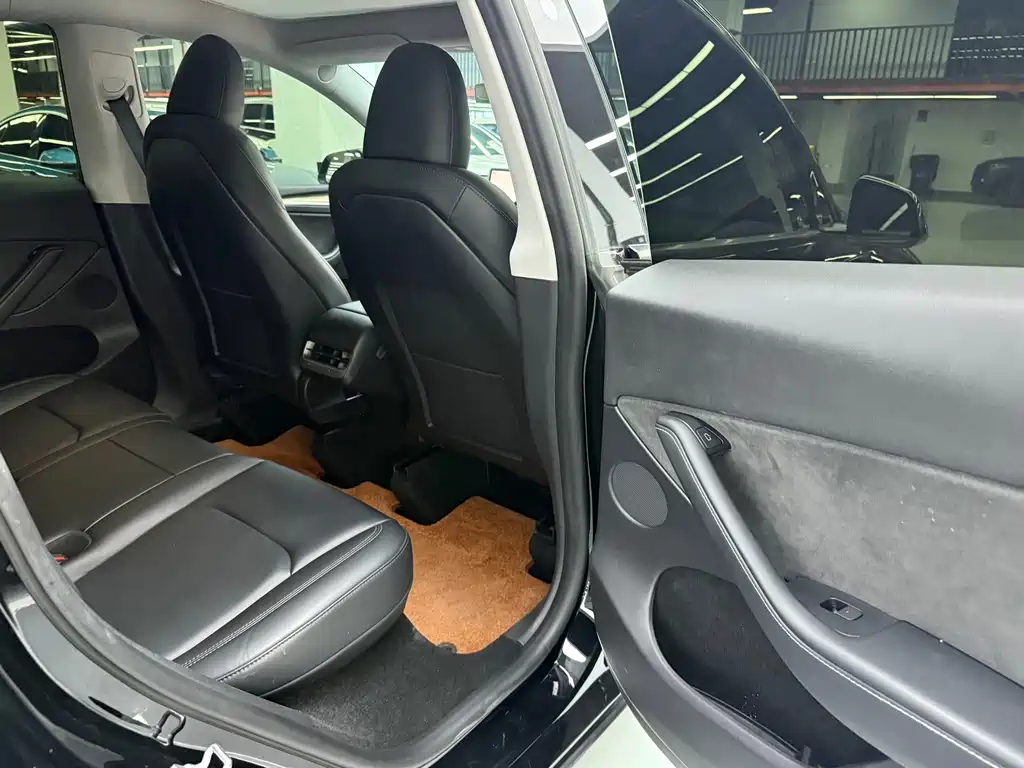 Tesla Model Y — фото 18