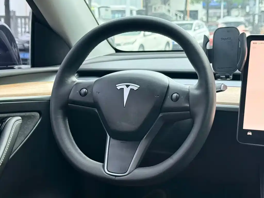 Tesla Model Y — фото 11