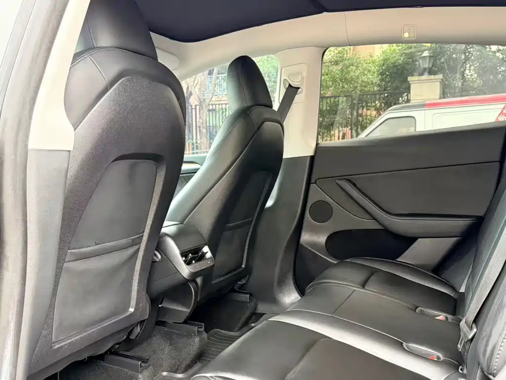 Tesla Model Y — фото 13