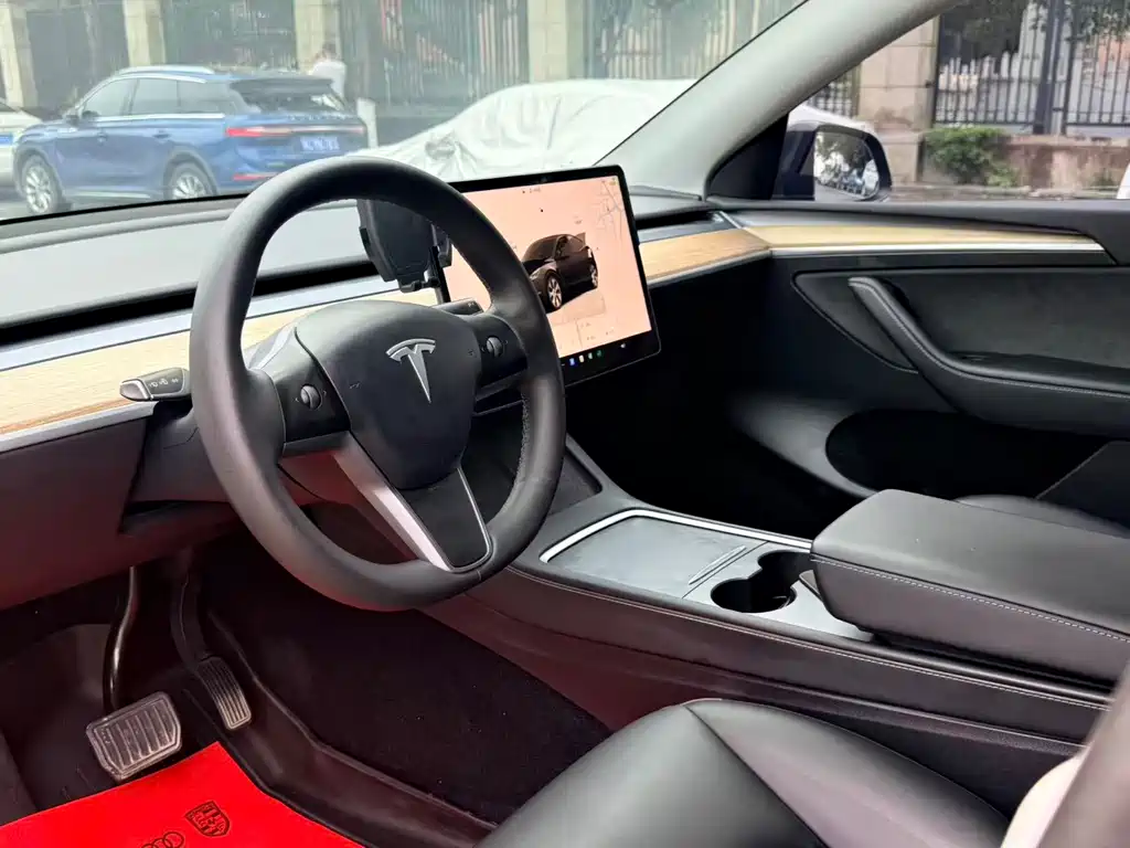 Tesla Model Y — фото 8