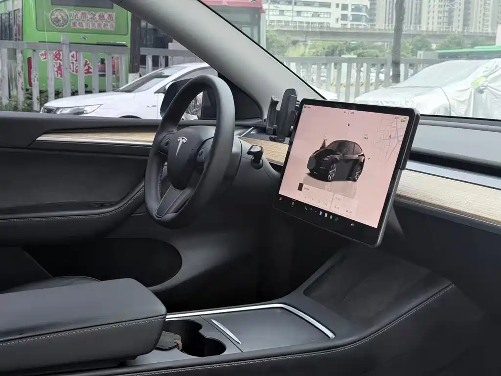 Tesla Model Y — фото 9