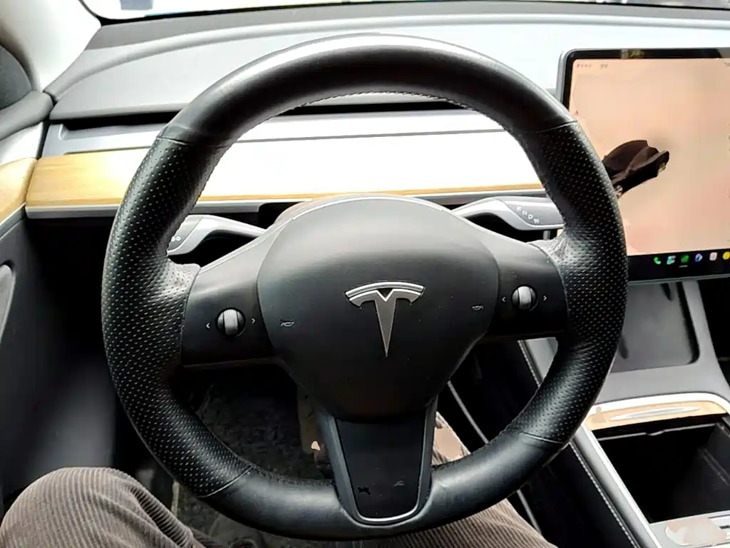 Tesla Model Y — фото 11