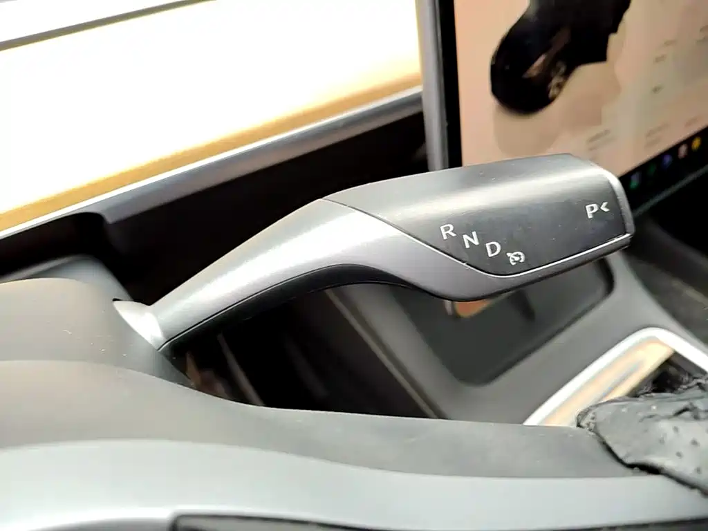 Tesla Model Y — фото 14