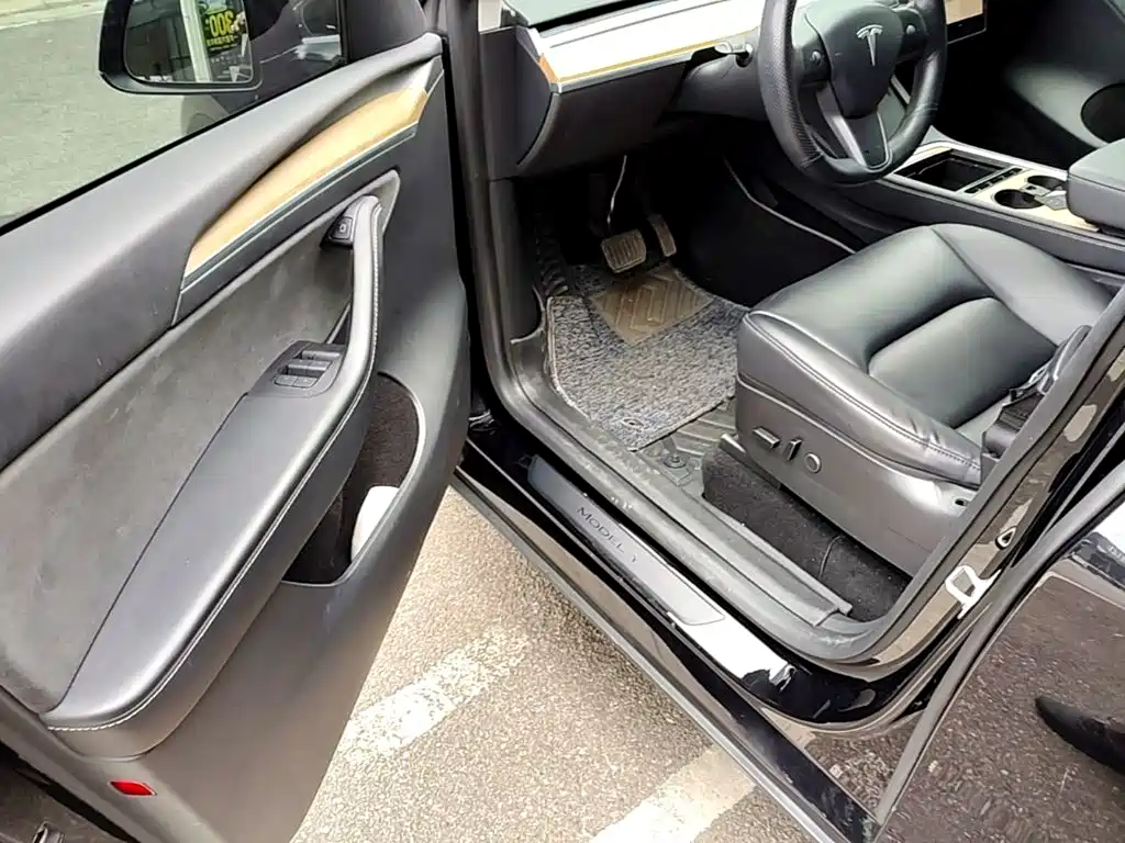 Tesla Model Y — фото 16
