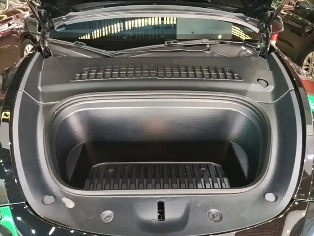 Tesla Model Y — фото 20