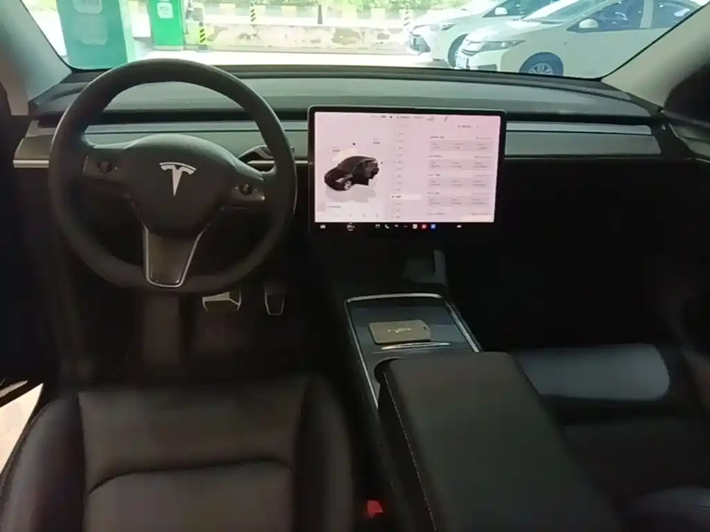 Tesla Model Y — фото 10