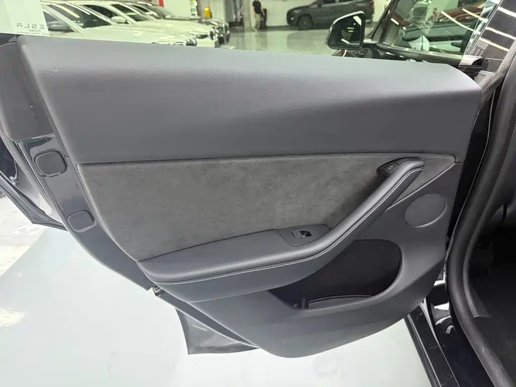 Tesla Model Y — фото 15
