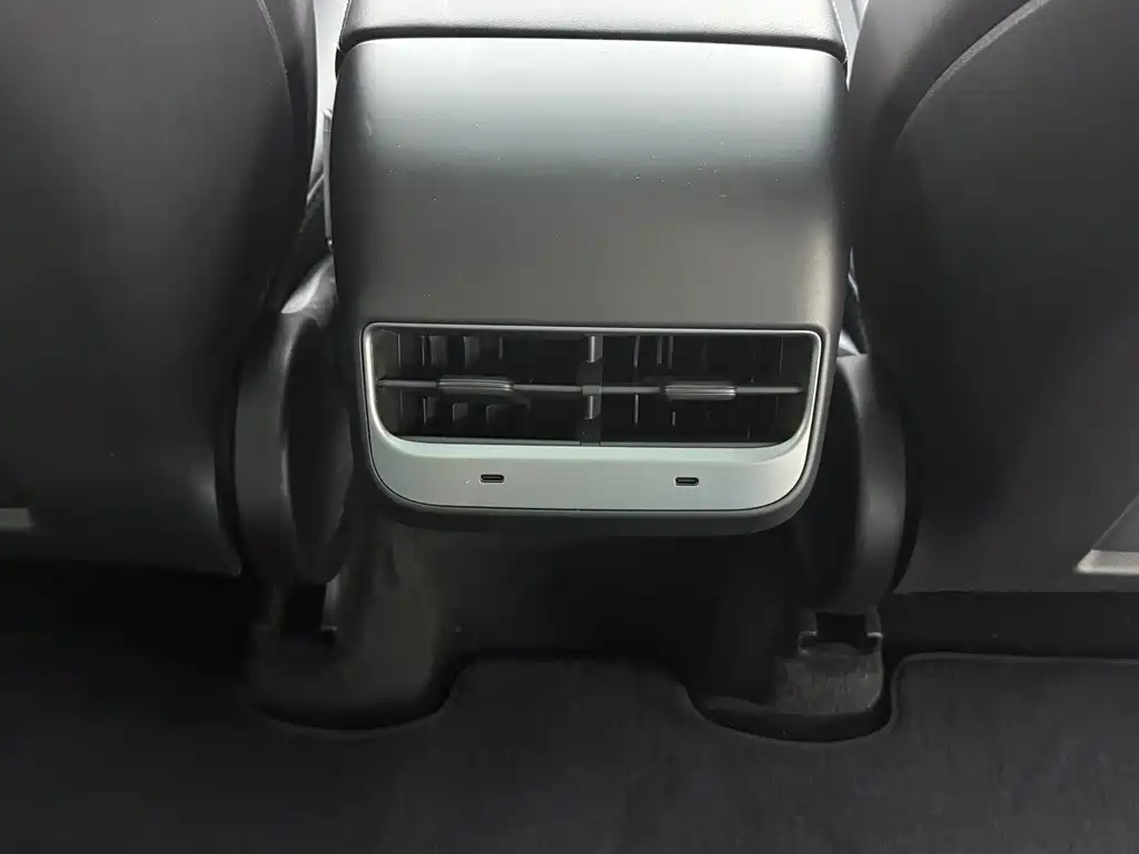 Tesla Model Y — фото 17