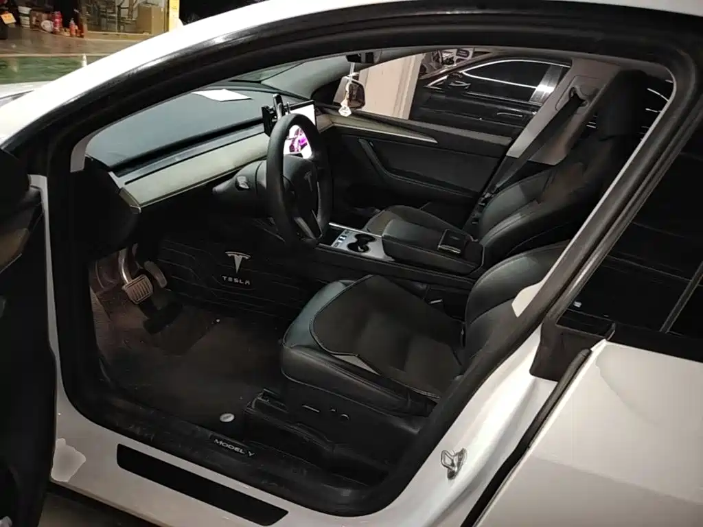 Tesla Model Y — фото 15