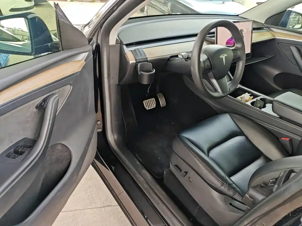 Tesla Model Y — фото 16