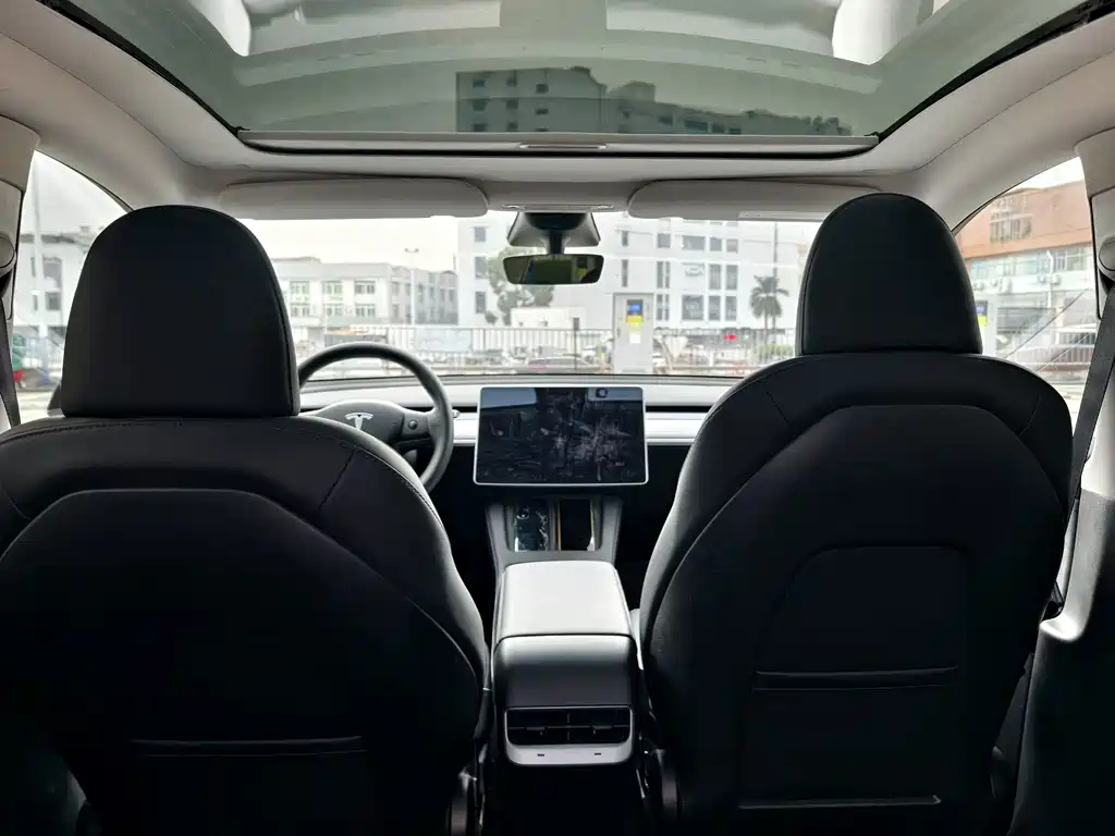 Tesla Model Y — фото 13