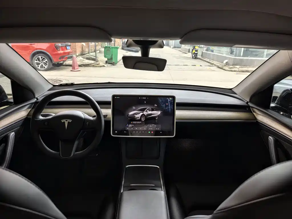Tesla Model Y — фото 13