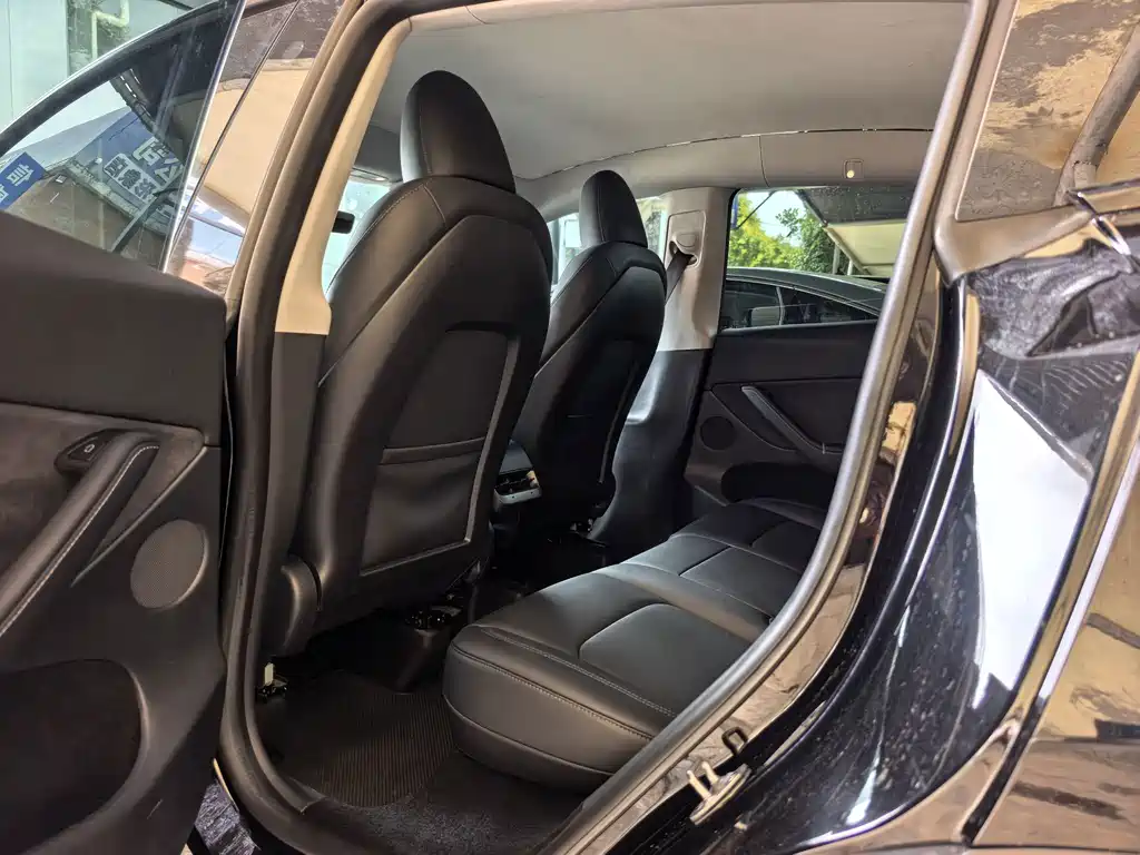 Tesla Model Y — фото 14
