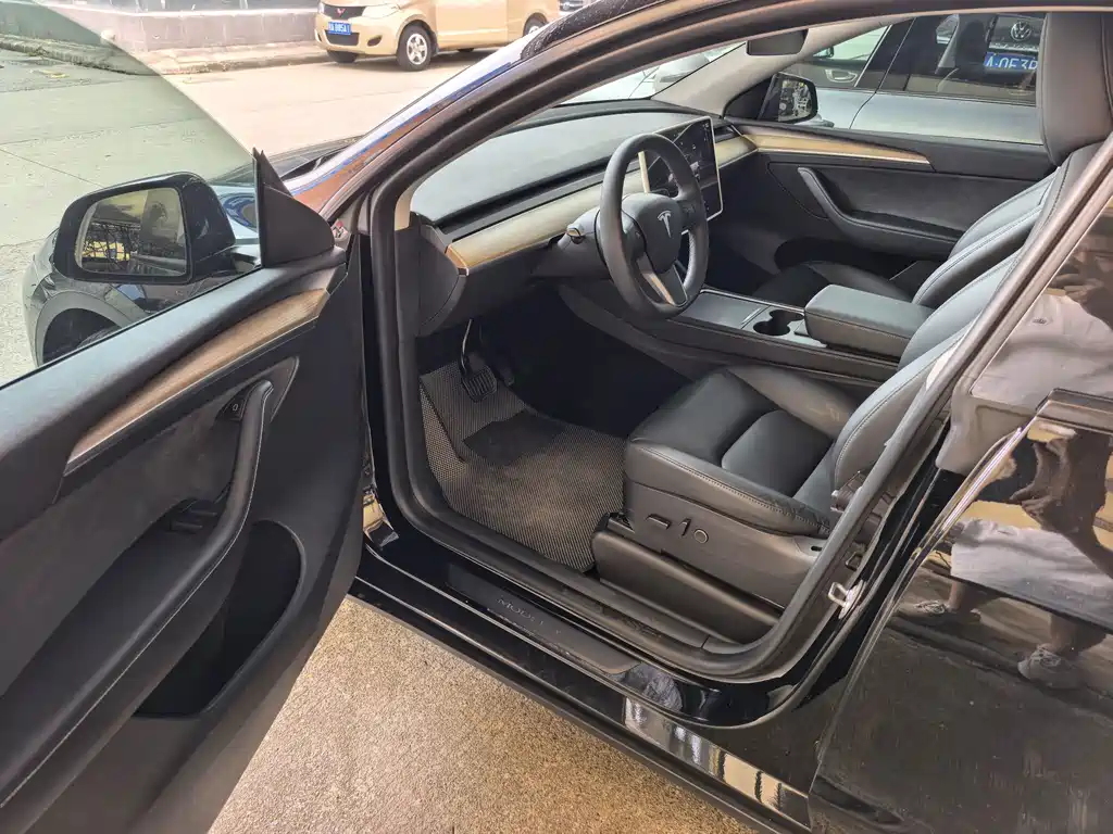 Tesla Model Y — фото 4
