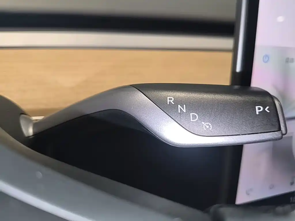 Tesla Model Y — фото 14