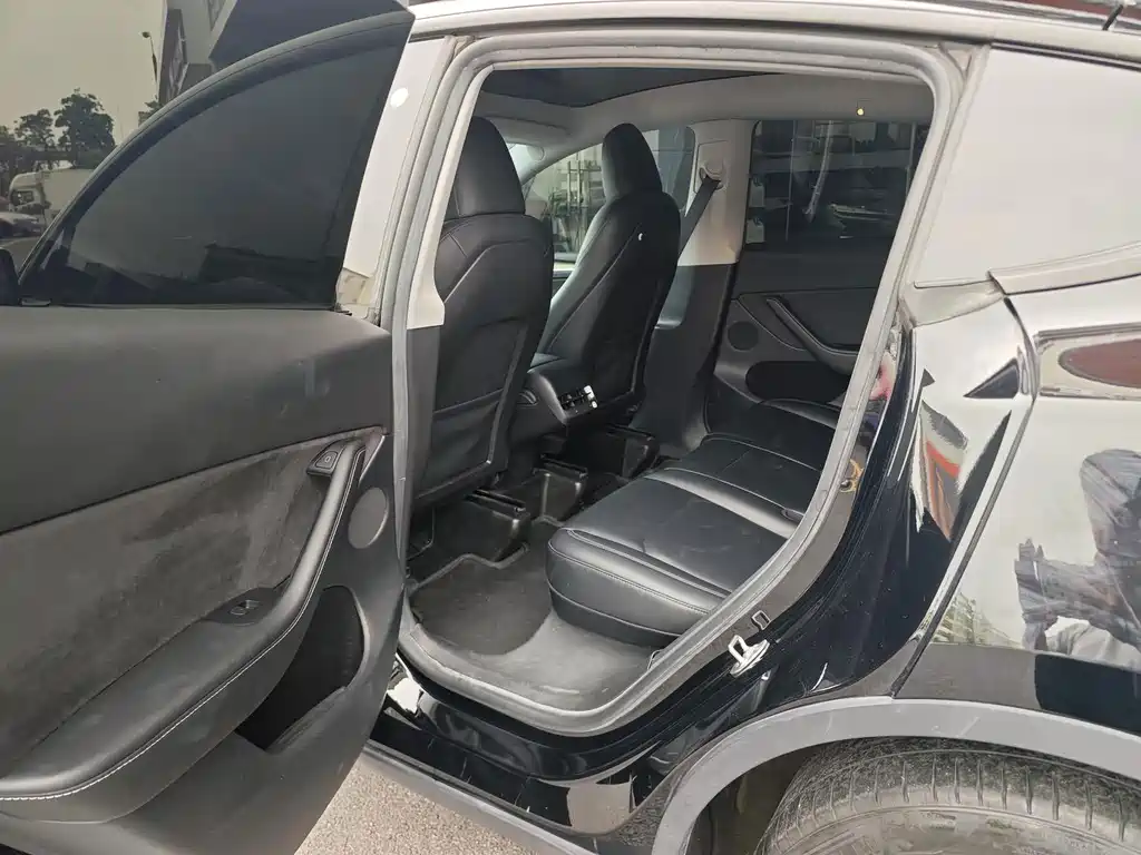 Tesla Model Y — фото 15